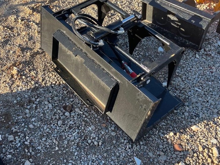future-44in-hydraulic-skid-steer-plate-grabber-image-3