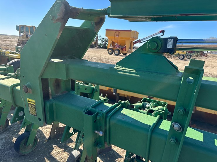 #33728-•-16-row-30"-cultivator-image-31