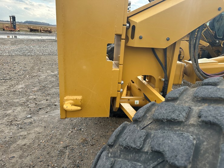 2022-caterpillar-140gc-image-35