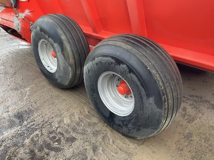 kuhn-slinger-8118-16'x7'-pull-pto-manure-spreader-image-11