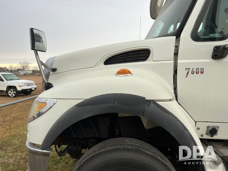 2005-international-7600-image-14