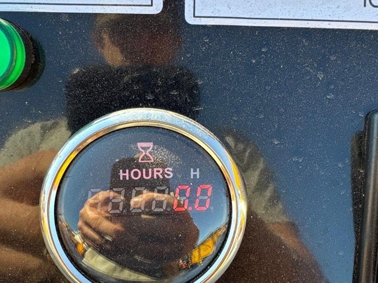 future-380-ride-on-mini-skid-steer-image-4