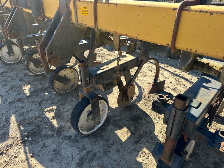 #33726-•-16-row-30"-cultivator-image-11