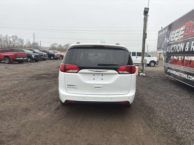 2017-chrysler-pacifica-image-4