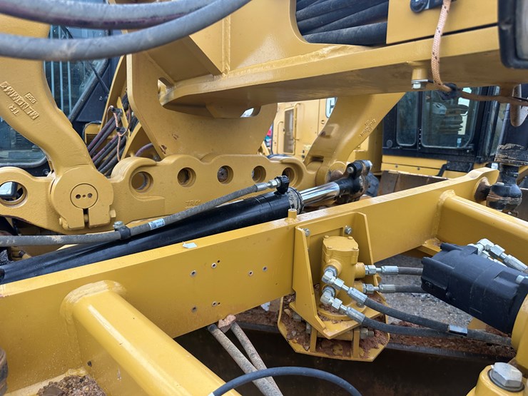 2022-caterpillar-140gc-image-56