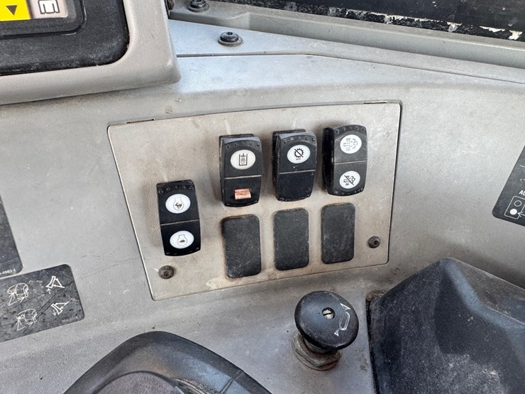 2019-caterpillar-d8t-image-49