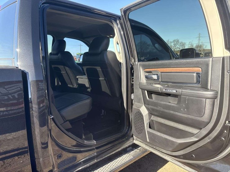 2015-ram-2500-laramie-image-17