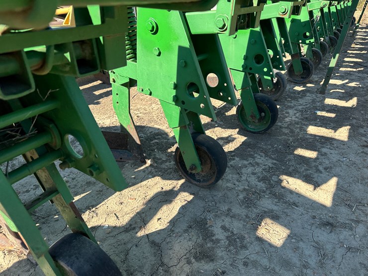 #33728-•-16-row-30"-cultivator-image-25