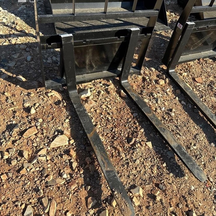 KIVEL 42IN MINI SKID STEER FORK ATTACHMENT