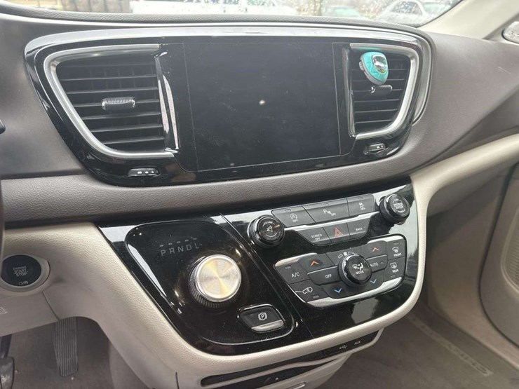 2017-chrysler-pacifica-image-22