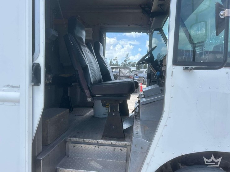 2014-freightliner-mt55-image-32