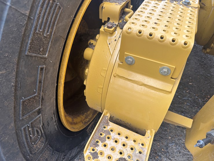 2022-caterpillar-140gc-awd-image-14