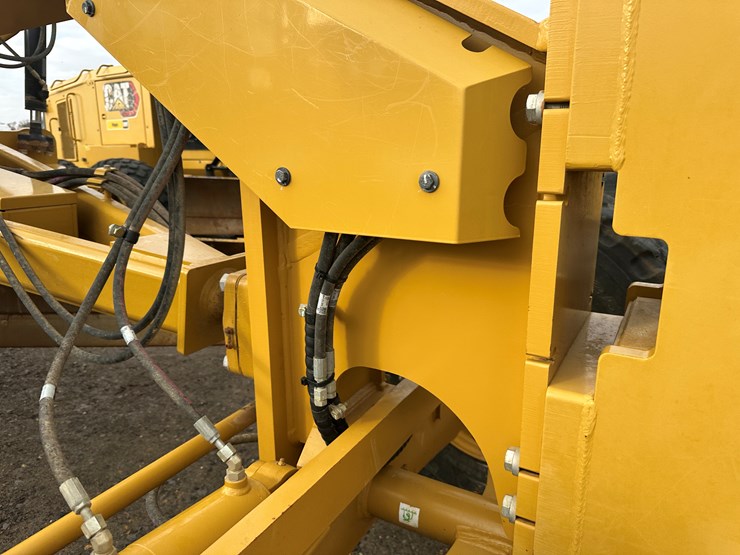 2022-caterpillar-140gc-image-39