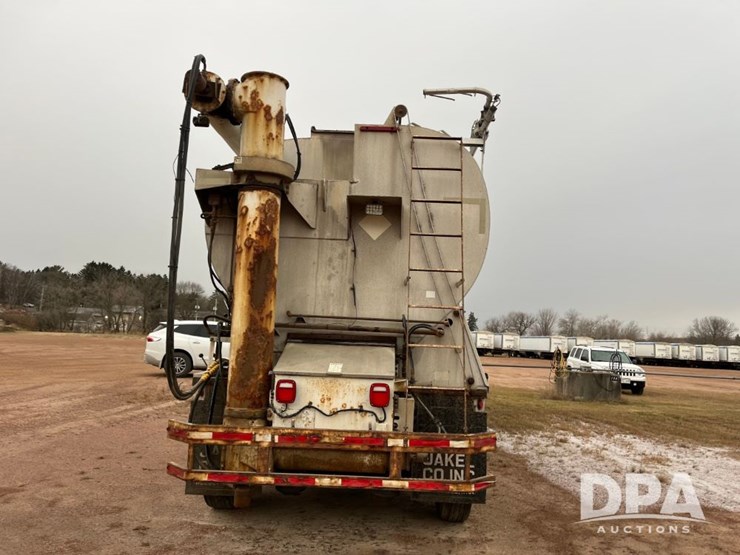 2005-international-7600-image-8