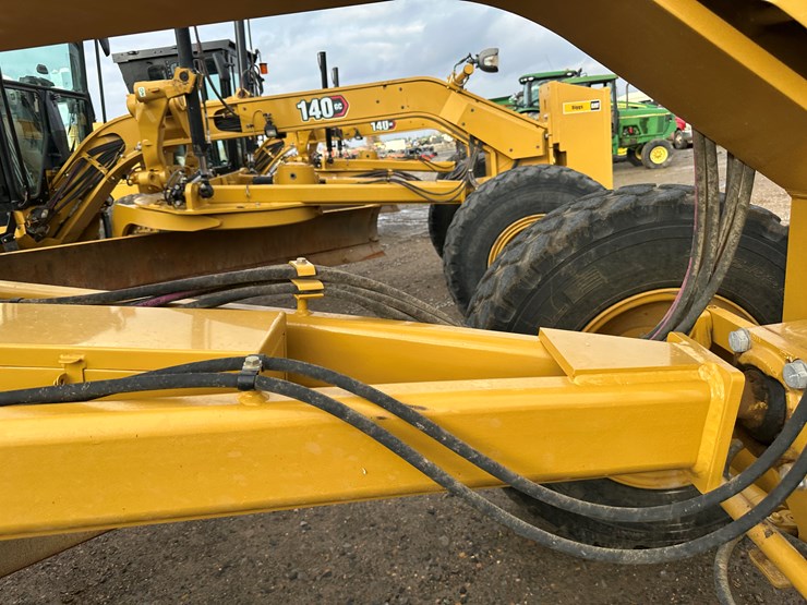 2022-caterpillar-140gc-image-43