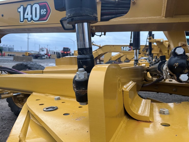 2022-caterpillar-140gc-image-33