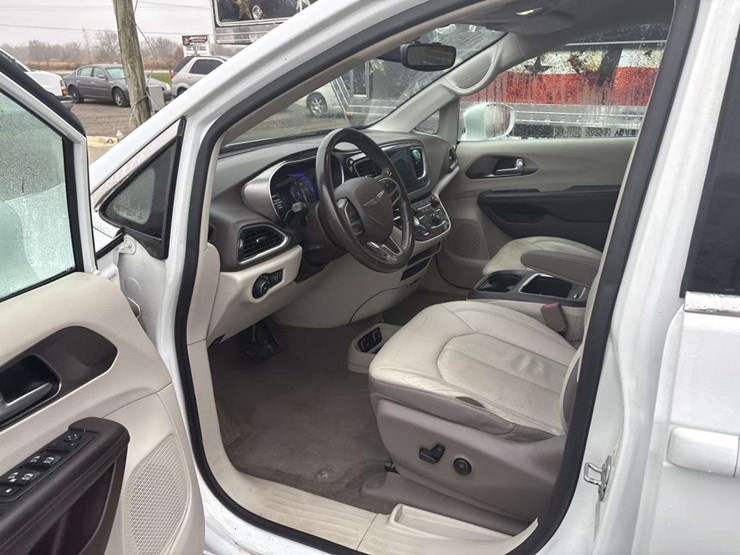 2017-chrysler-pacifica-image-13