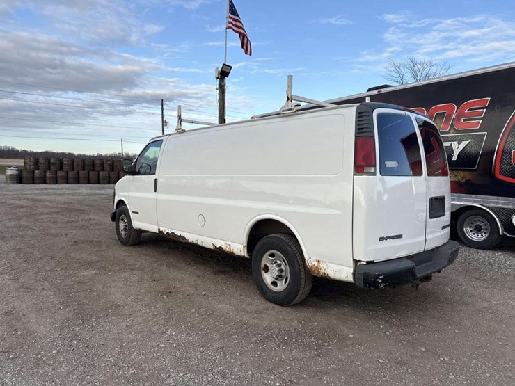 2001-chevrolet-express-g2500-image-3