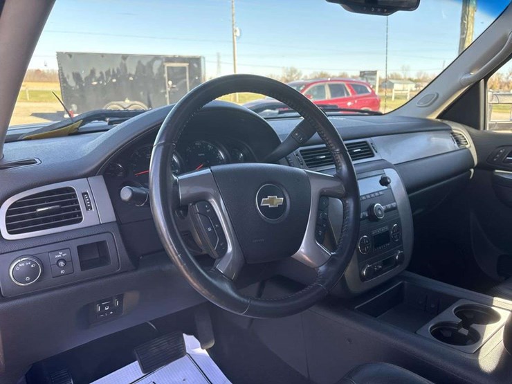 2013-chevrolet-3500hd-image-22