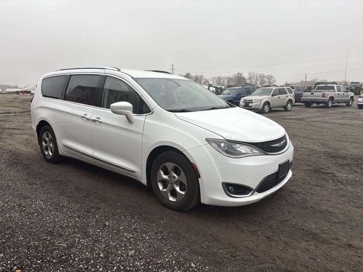 2017-chrysler-pacifica-image-6