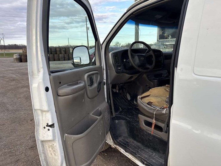 2001-chevrolet-express-g2500-image-18