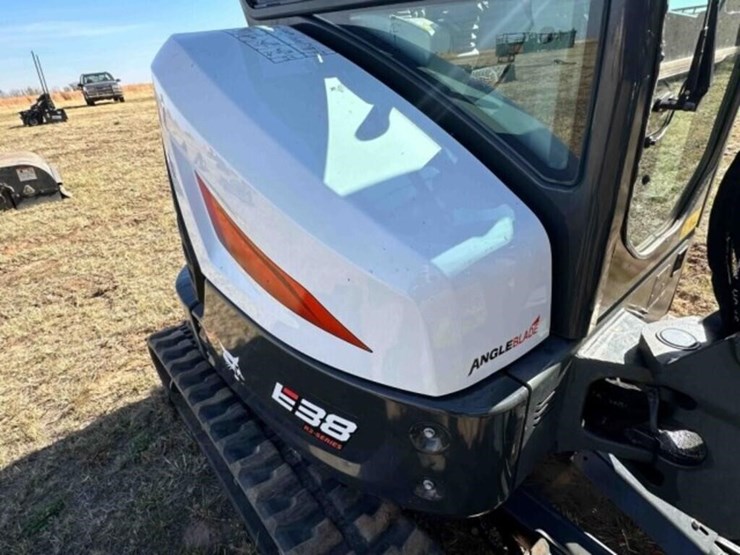 5802024-bobcat-e38-mini-excavator-image-18