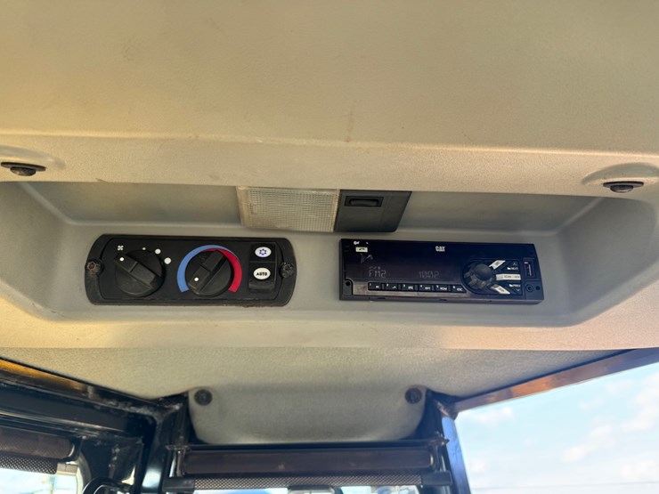 2019-caterpillar-d8t-image-46