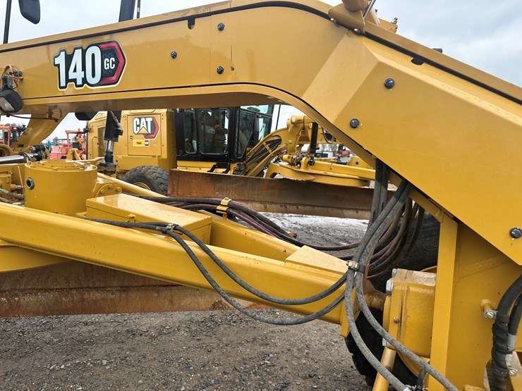 2022-caterpillar-140gc-image-45