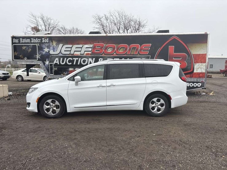 2017-chrysler-pacifica-image-2