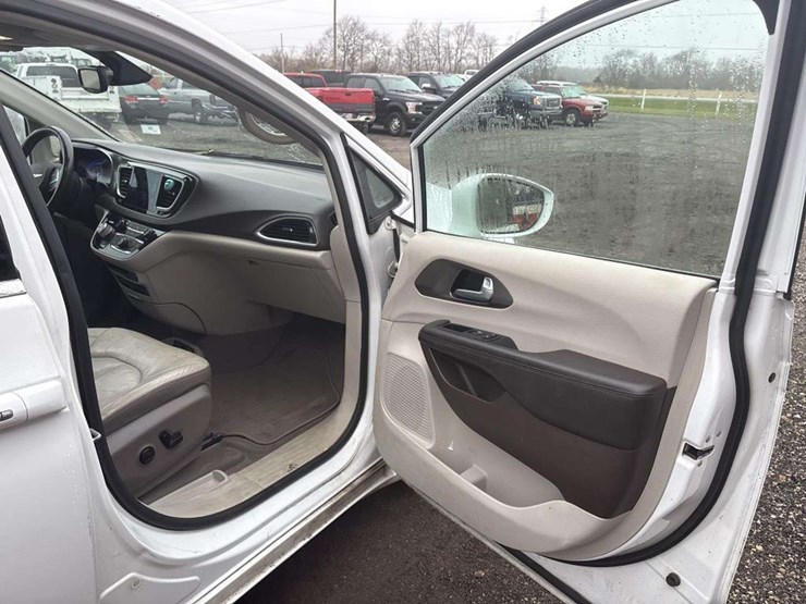 2017-chrysler-pacifica-image-19