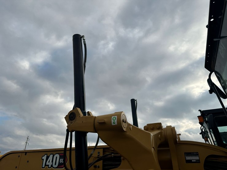 2022-caterpillar-140gc-image-29