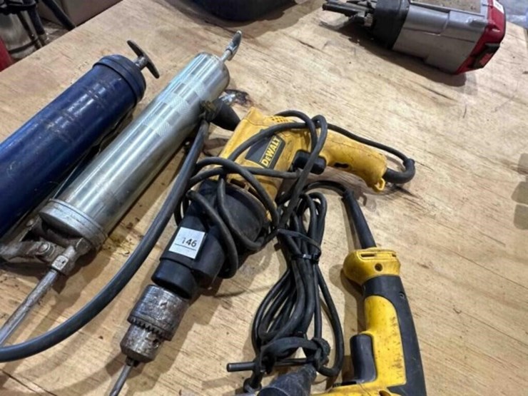 2-dewalt-electric-drills-&-2-grease-guns-image-3