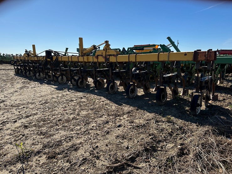 #33726-•-16-row-30"-cultivator-image-1