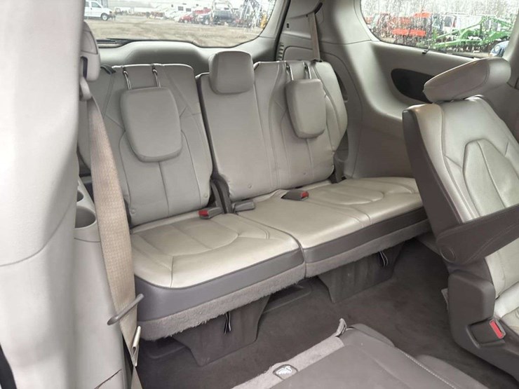 2017-chrysler-pacifica-image-18