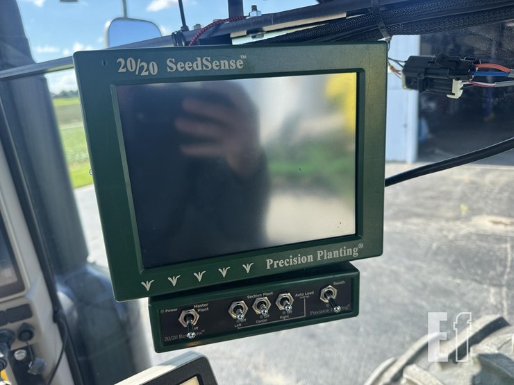 2013-john-deere-8235r-image-29