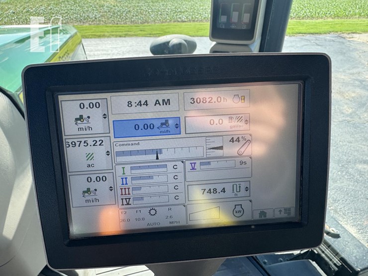 2013-john-deere-8235r-image-22