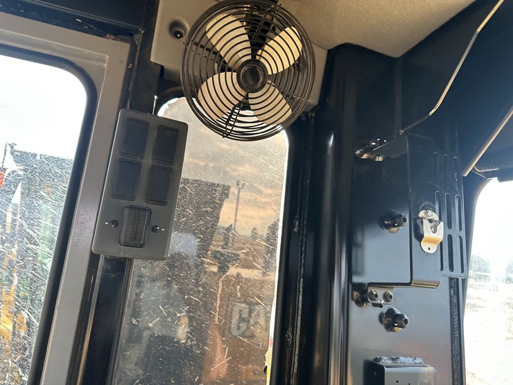 2022-caterpillar-140gc-image-87