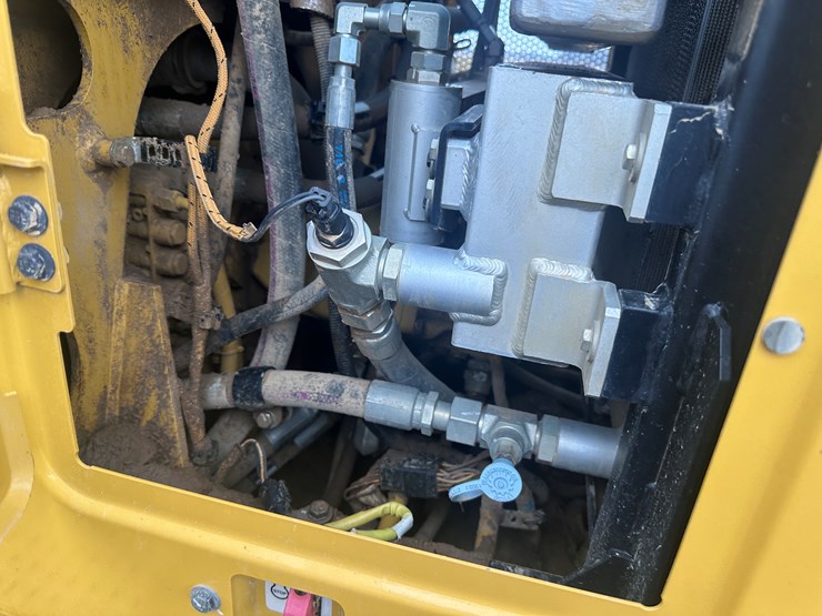 2022-caterpillar-140gc-awd-image-82