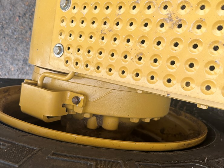 2022-caterpillar-140gc-awd-image-15