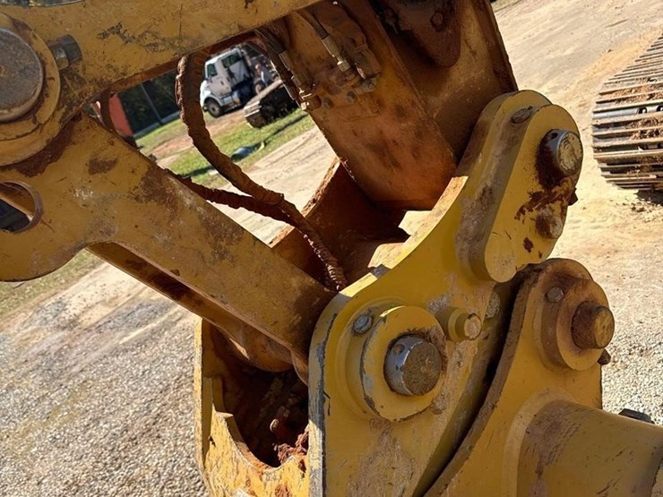 2022-caterpillar-320-image-7