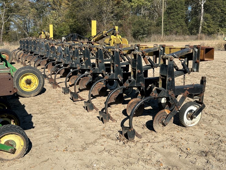 #33726-•-16-row-30"-cultivator-image-3