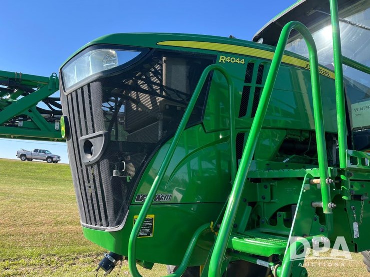 2021-john-deere-r4044-image-25