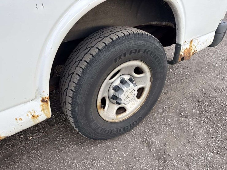 2001-chevrolet-express-g2500-image-9