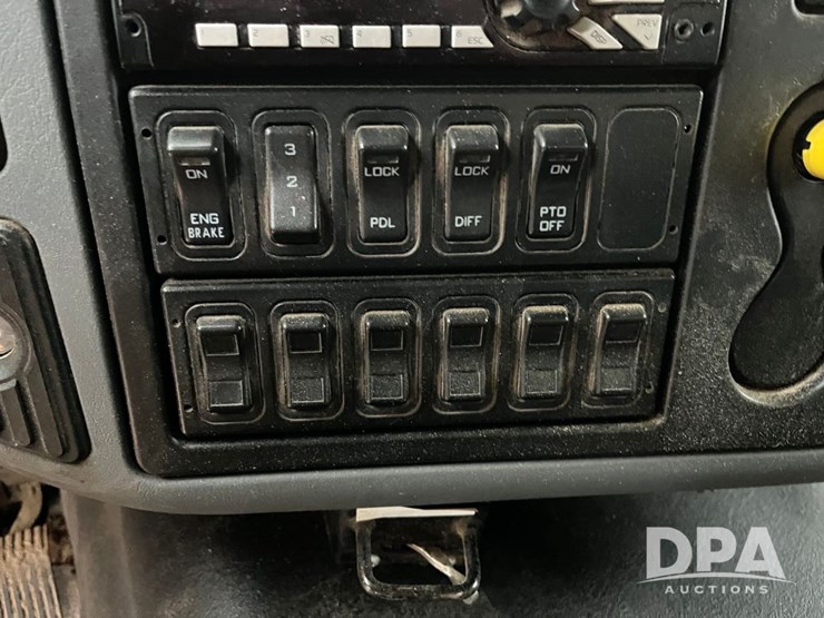 2005-international-7600-image-63