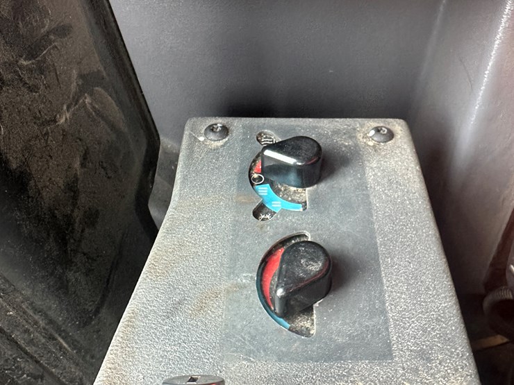 2022-caterpillar-140gc-awd-image-111