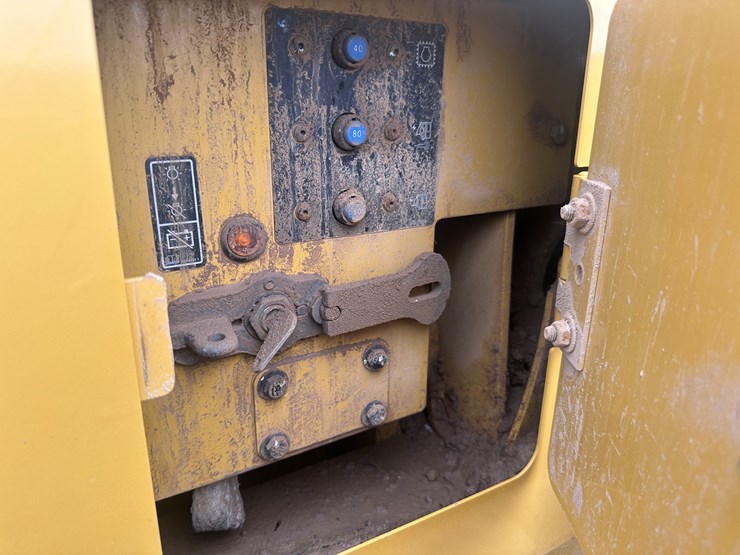 2022-caterpillar-140gc-awd-image-69