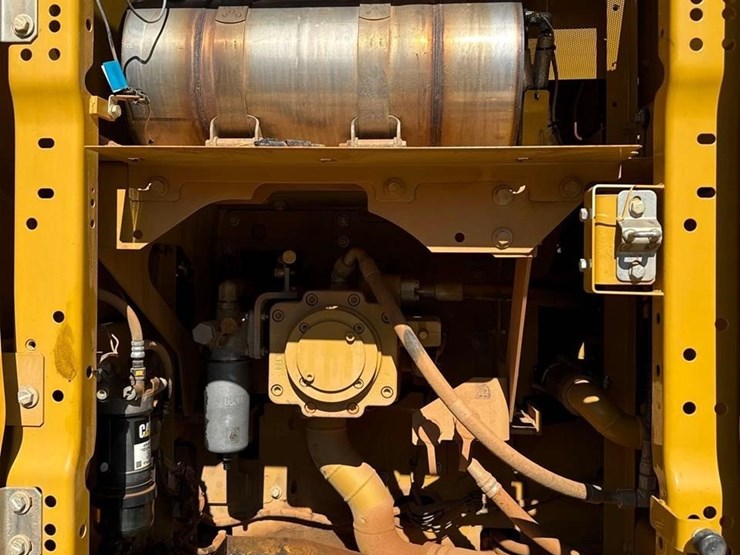 2022-caterpillar-320-image-23