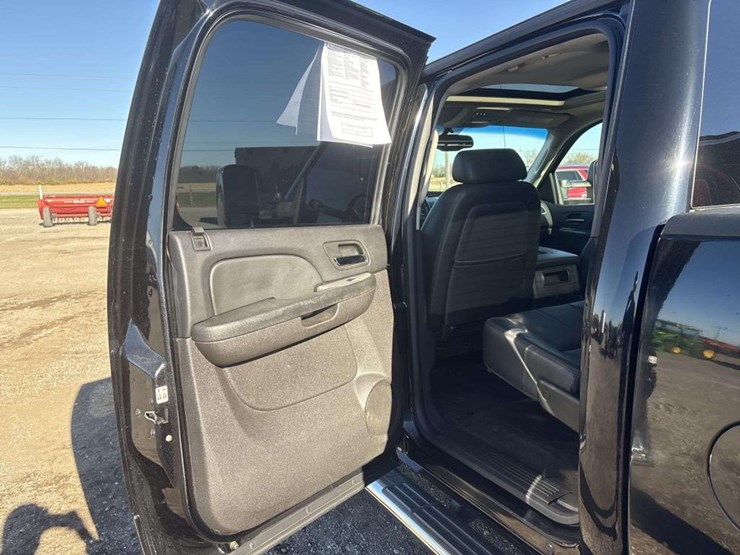 2013-chevrolet-3500hd-image-16