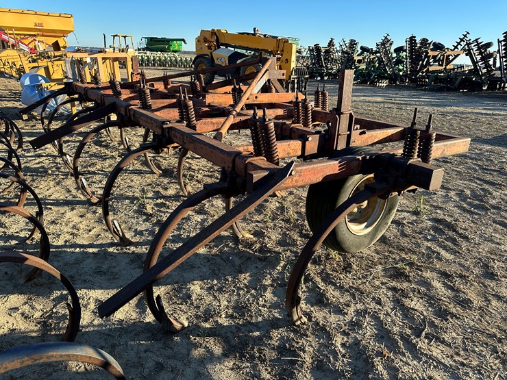 #33755-•-8'-chisel-plow-image-3