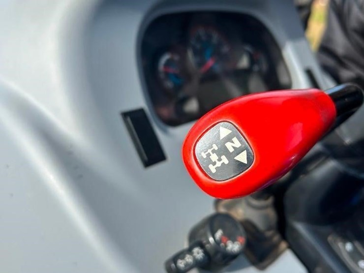 2016-new-holland-workmaster-37-image-28